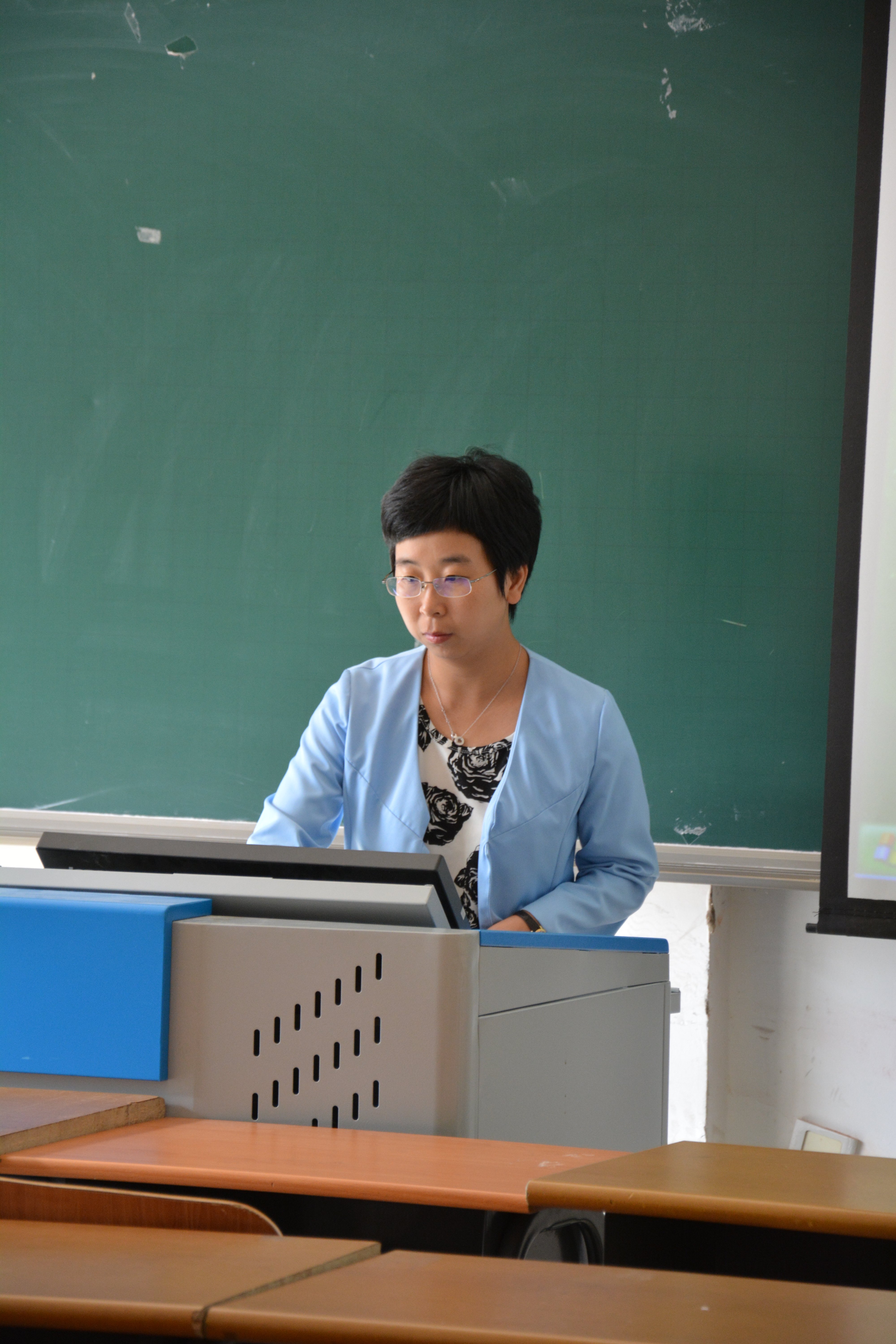 最后,马莹老师对在座的2015级新生研究生提出了三点建议,第一要树立