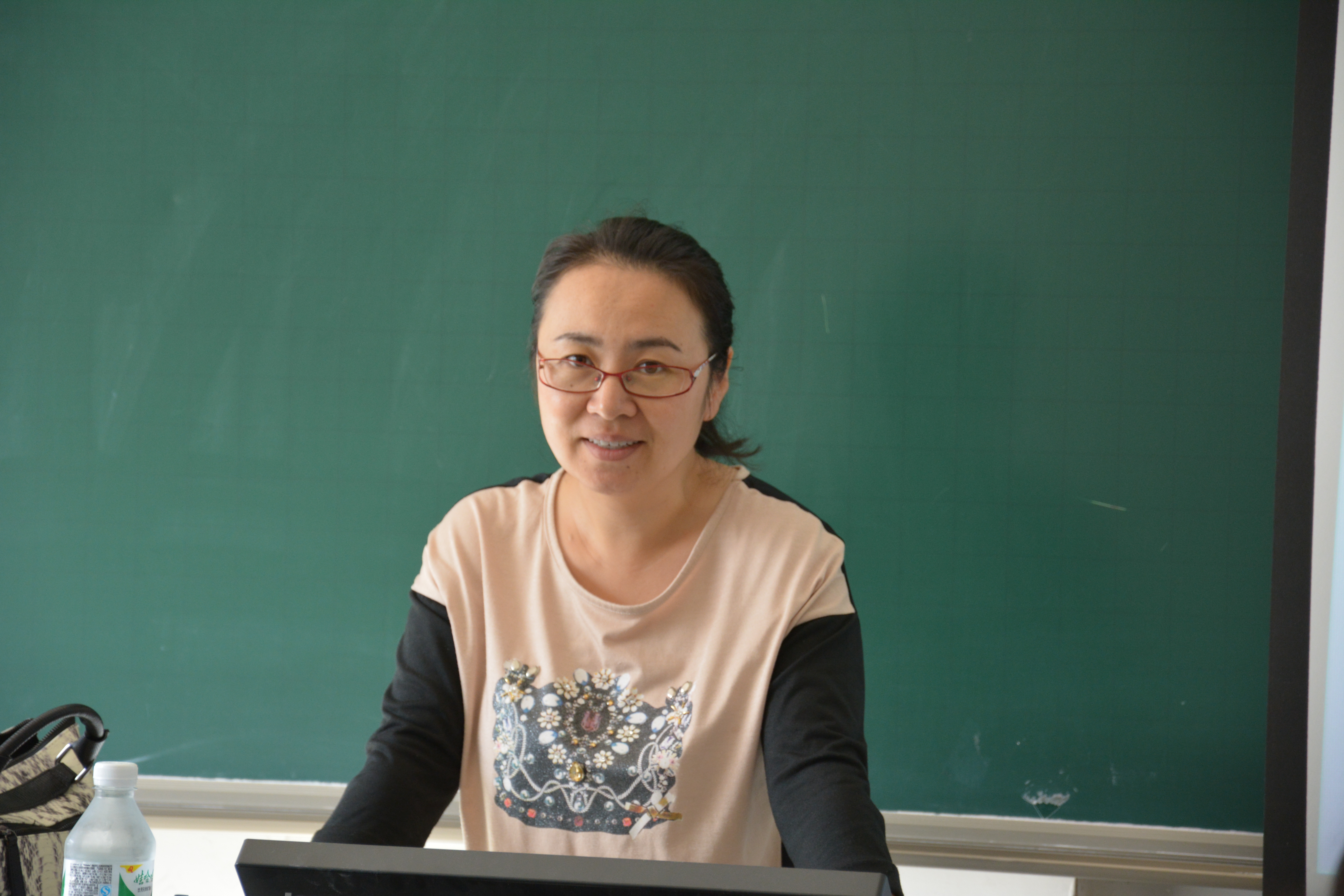 最后,马莹老师对在座的2015级新生研究生提出了三点建议,第一要树立